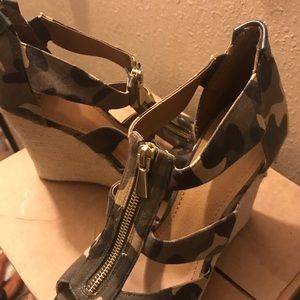 Camouflage Wedges